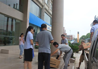 南阳市宛城区总工会到人生就是博-尊龙凯时医疗公司开展关爱职工高温送清凉活动