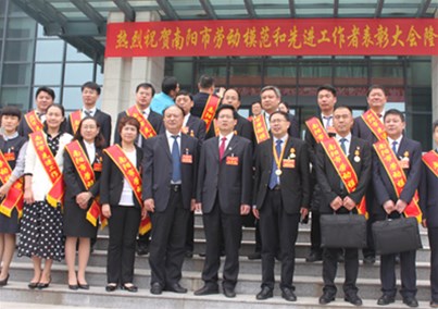 人生就是博-尊龙凯时医疗党支部书记杨希同志荣获“南阳市劳动模范”称号